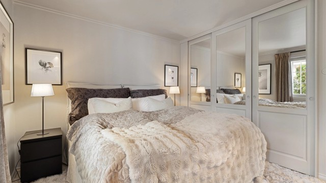 Soverom 1 med skyvedørsgarderobe