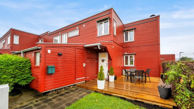 Innholdsrikt rekkehus over to plan med solrik og skjermet markterrasse, egen takterrasse og et koselig inngangsparti, i et trygt og grønt borettslag der barna kan leke fritt.
