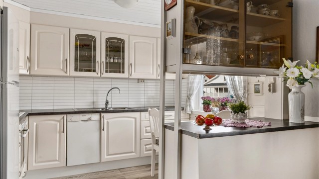 KJØKKENET, spiseplassen og stuen henger sammen. På den måten har familien kontakt med hverandre selv om de befinner seg i forskjellige rom.