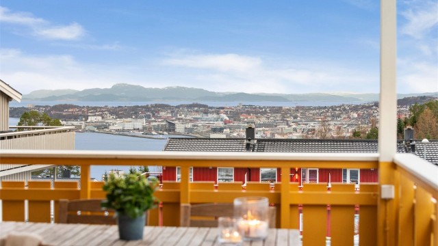 Trondheim sentrum ligger kun en kort spasertur unna, og det er meget gode kollektivforbindelser med buss og trikk i gangavstand, som gir enkel adkomst til resten av byen. Nærheten til fjorden og byens kystlinje gode muligheter for rekreasjon året rundt.