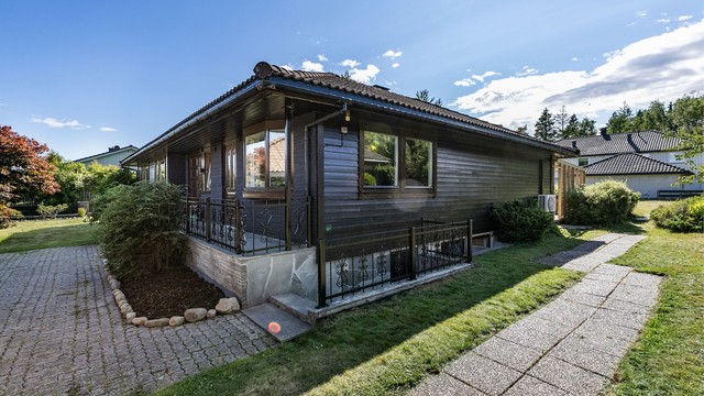 Utvendig adkomst til kjelleren skjer på trapp fra gårdsplassen. Hellebelagt gangvei leder helt frem til hagen.