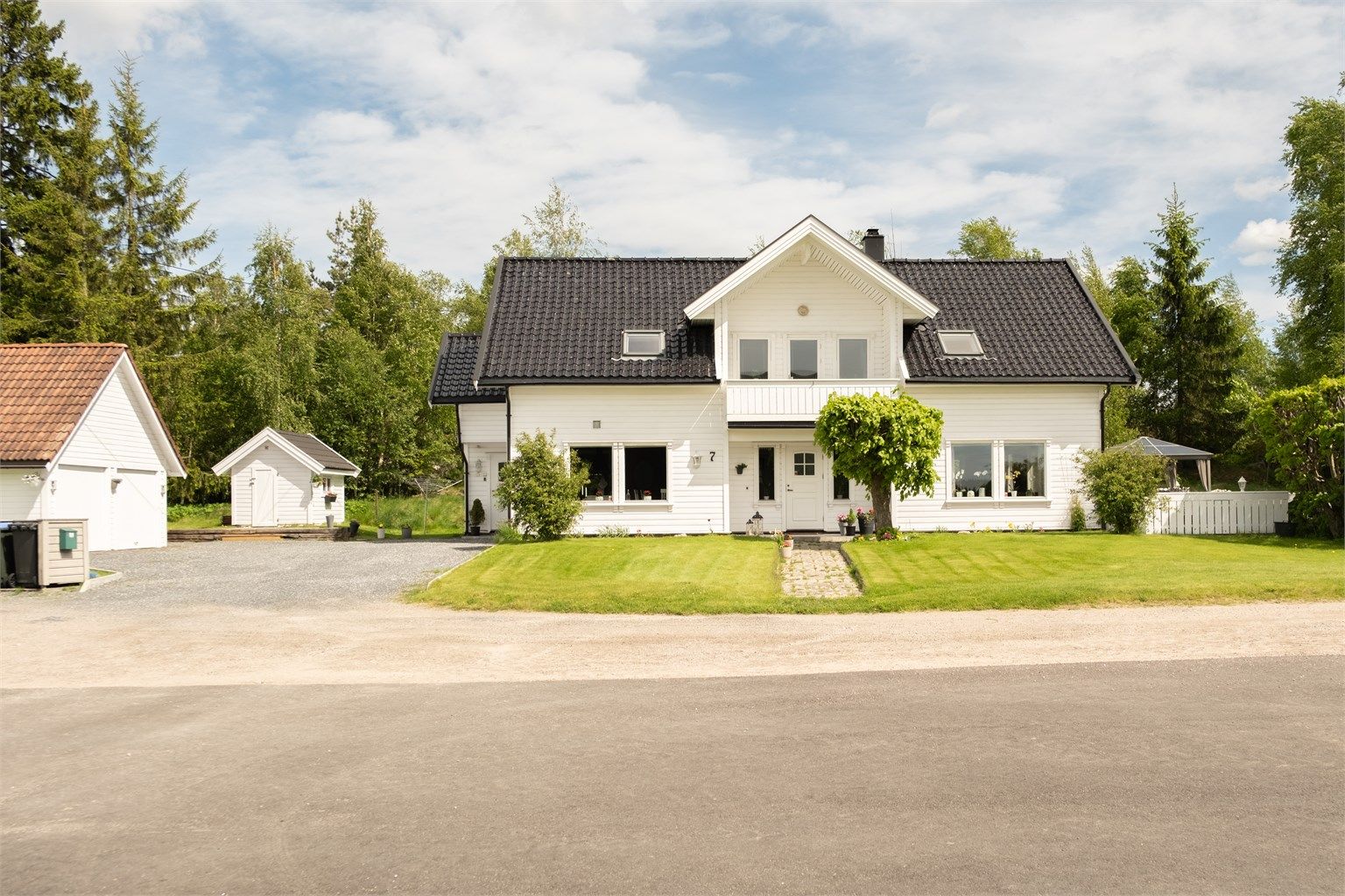 Med hele fem store soverom og en meget usjenert beliggenhet er denne eneboligen fra 1998 utpreget familievennlig. Fotograf; Kristoffer Kristiansen.
