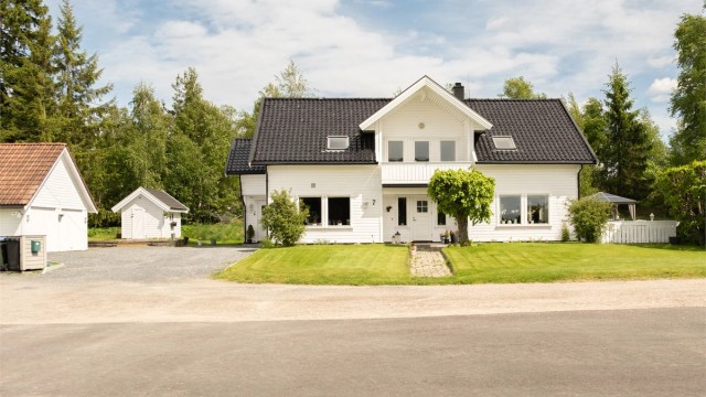 Med hele fem store soverom og en meget usjenert beliggenhet er denne eneboligen fra 1998 utpreget familievennlig. Fotograf; Kristoffer Kristiansen.