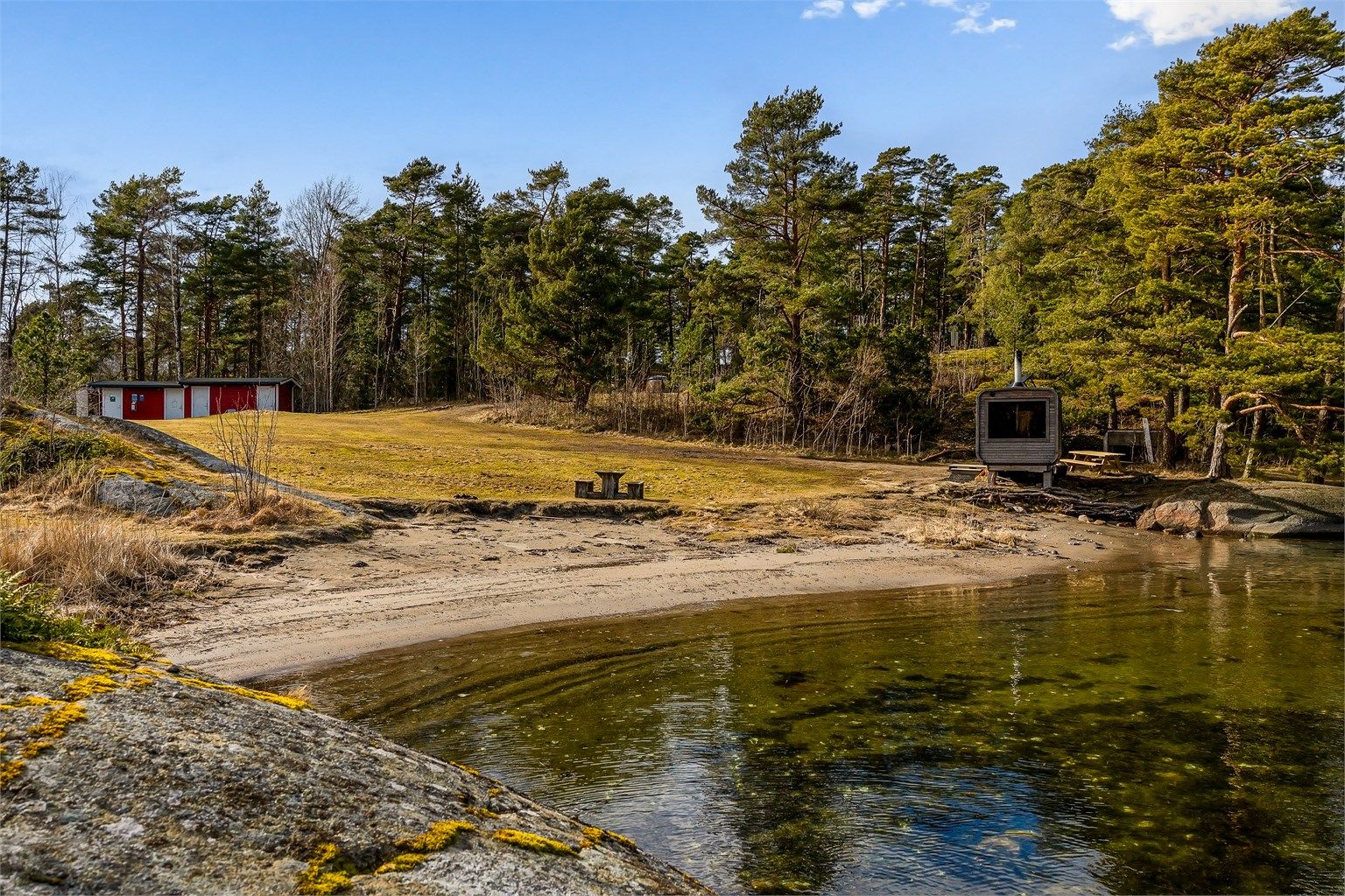 Flott sandstrand på Tangen. Her er det også satt opp badstue til leie, til glede for både fastboende og hytteeiere i området.