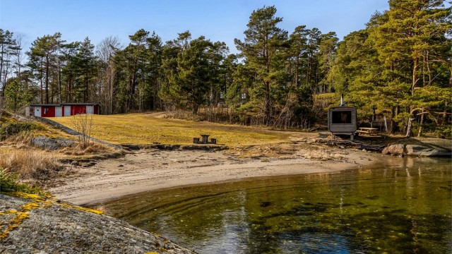 Flott sandstrand på Tangen. Her er det også satt opp badstue til leie, til glede for både fastboende og hytteeiere i området.