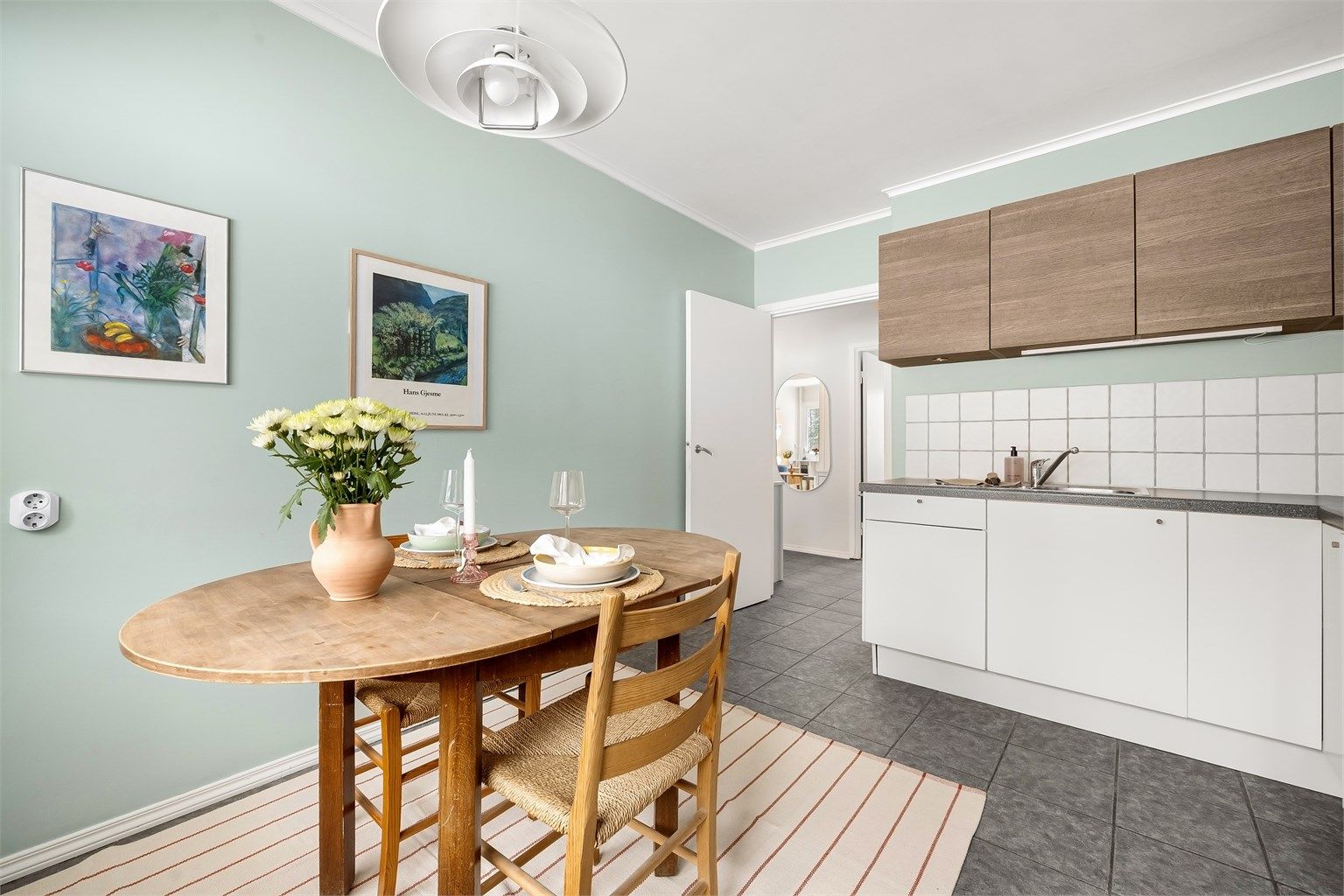 Kjøkkenet har fliser på gulvet og malte veggflater.