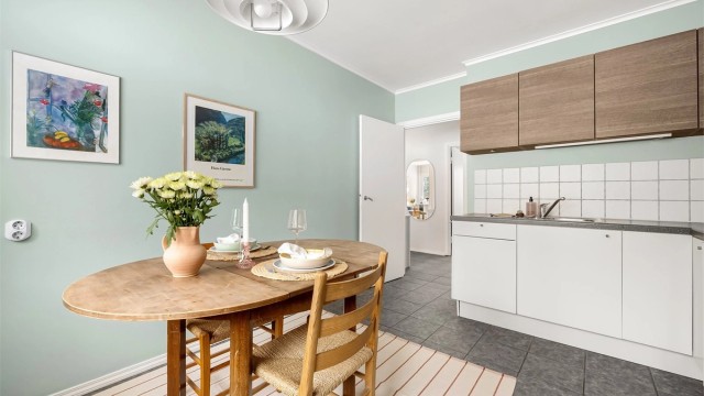 Kjøkkenet har fliser på gulvet og malte veggflater.