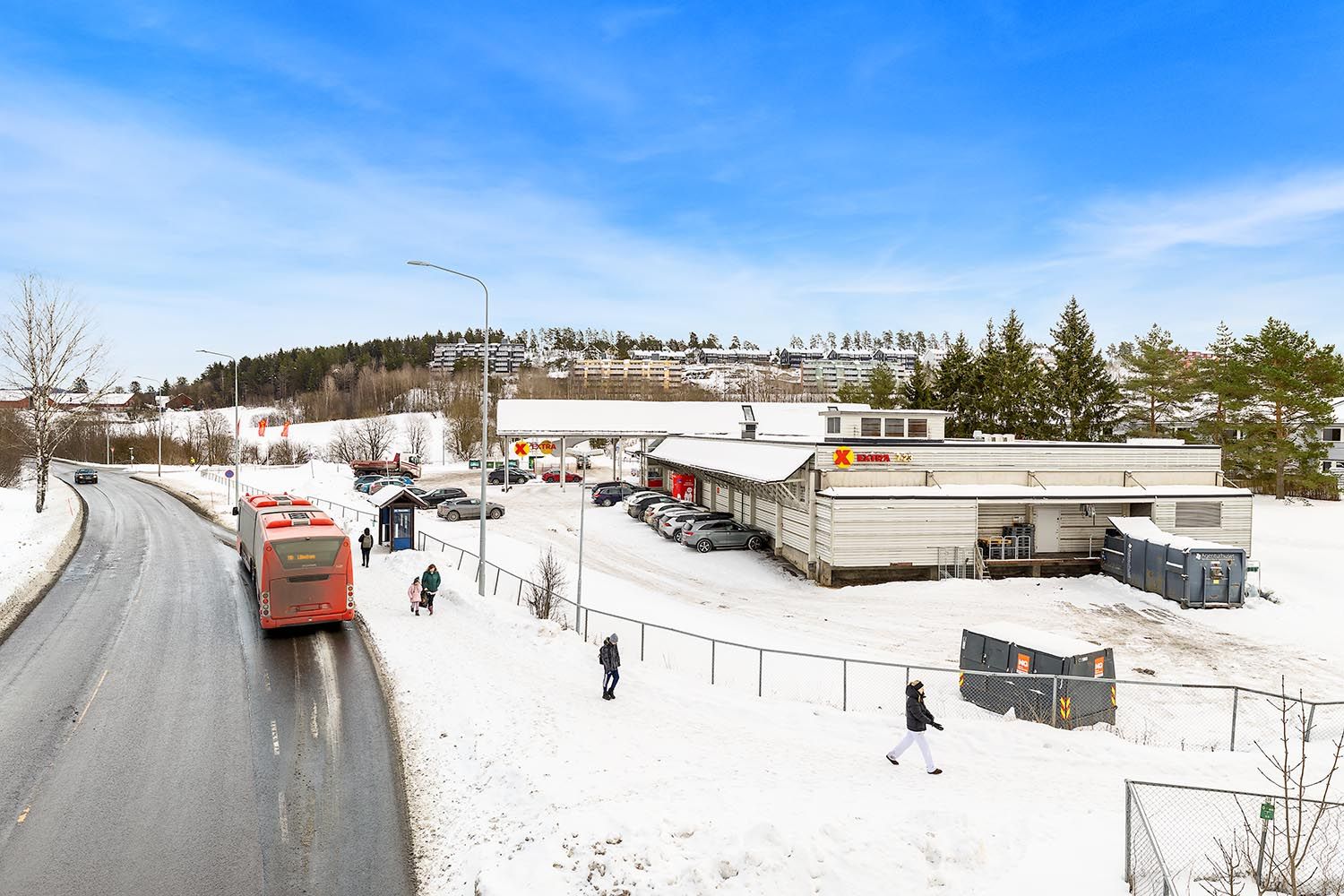 Bussholdeplassen Finstadlia ligger kun ett minutt unna, med hyppige avganger mot Oslo.