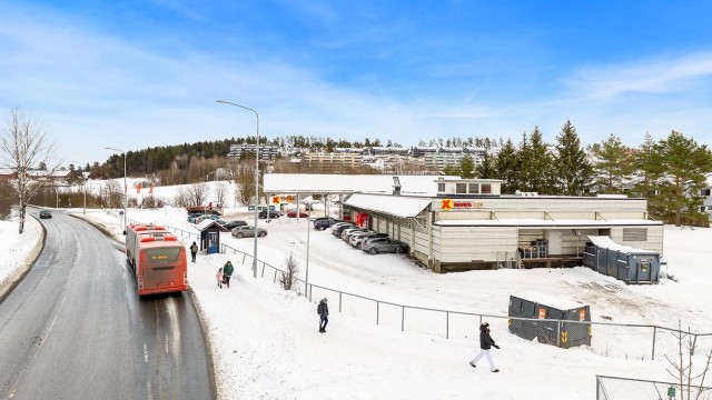 Bussholdeplassen Finstadlia ligger kun ett minutt unna, med hyppige avganger mot Oslo.
