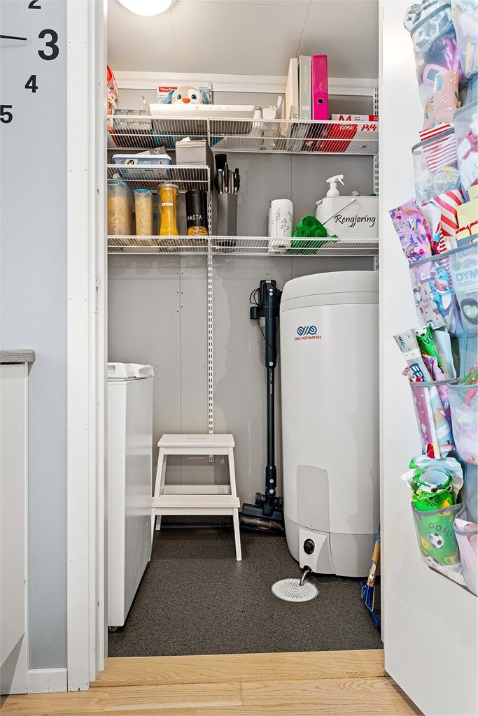 Bod/teknisk rom med adkomst fra kjøkkenet gir ekstra lagringsplass