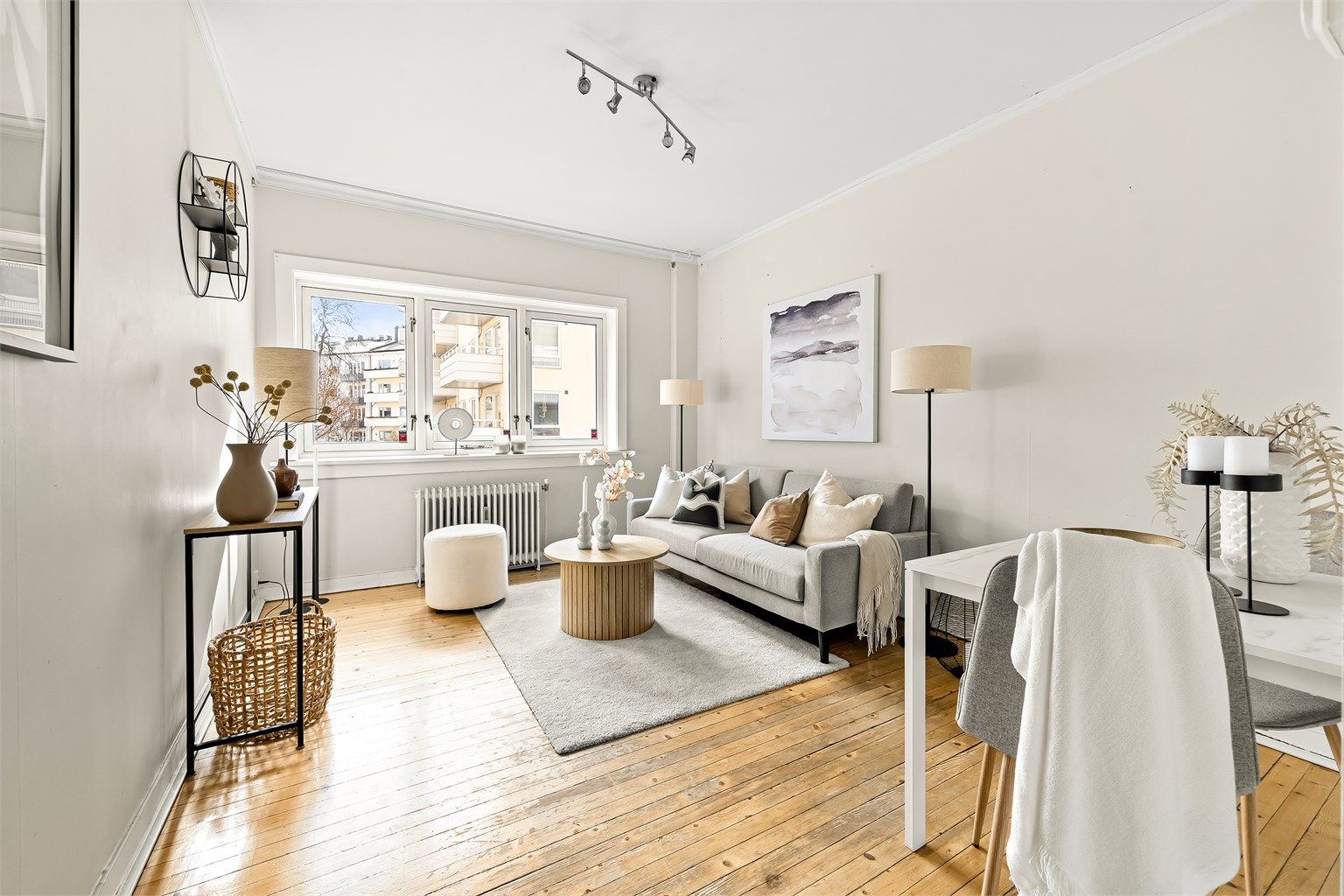 Dette er en meget lys og smart leilighet beliggende i byggets 2. etasje med enkel heisadkomst. Foto: Marit Andersen.