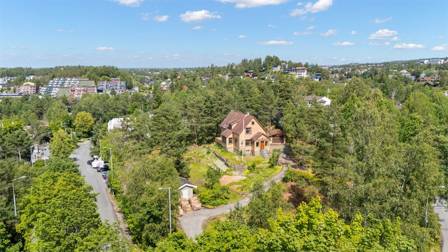 Villaen ligger flott til på en høyde, usjenert og med vestvendt utsikt mot fjorden