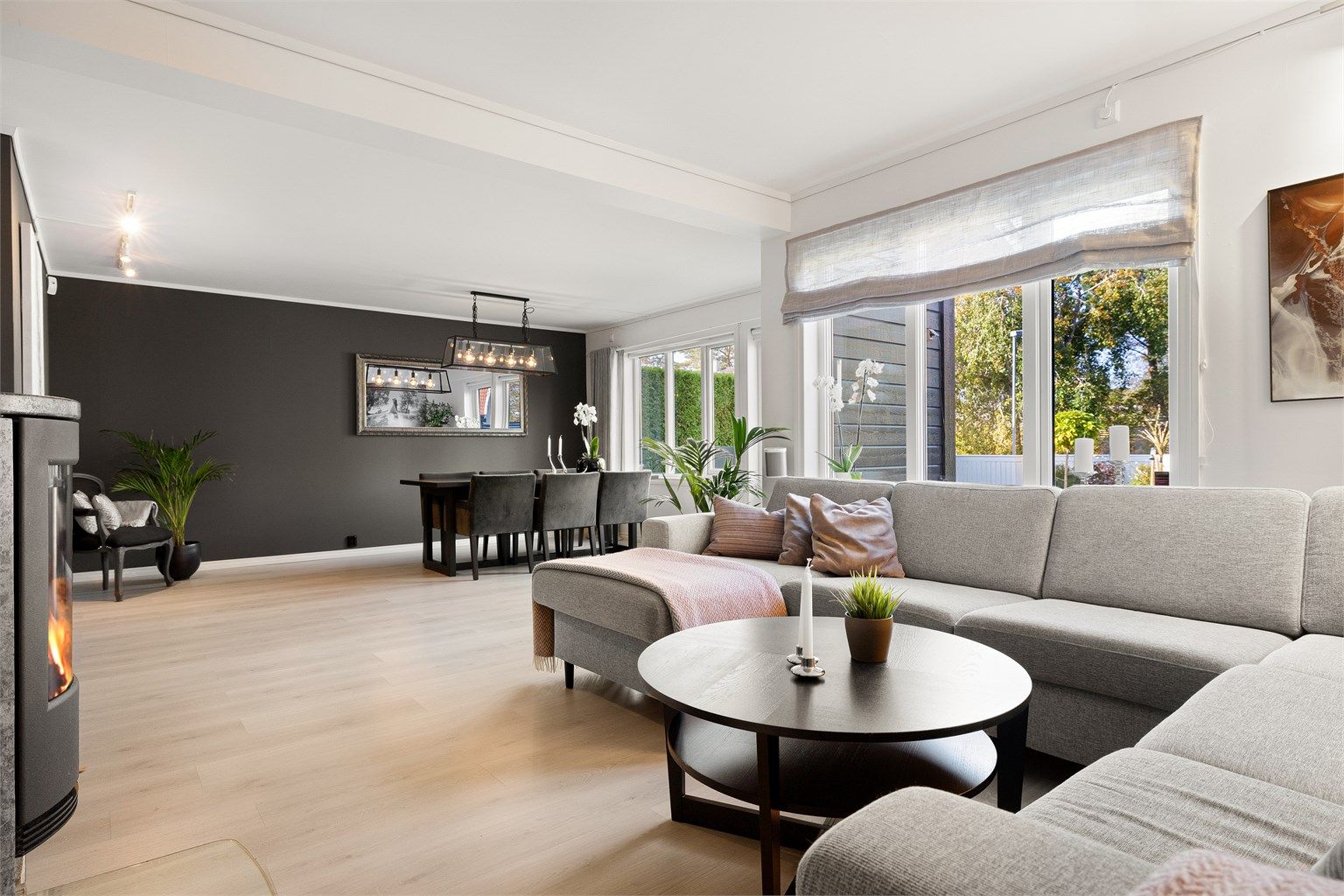 God plass til sofagruppe, spisebord og ønsket møblement. Fra stuen er det utgang til terrasse.