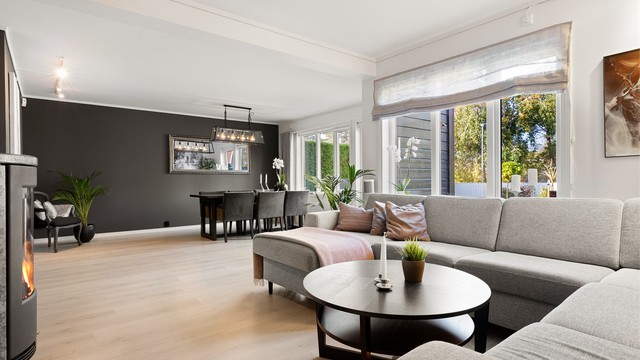 God plass til sofagruppe, spisebord og ønsket møblement. Fra stuen er det utgang til terrasse.