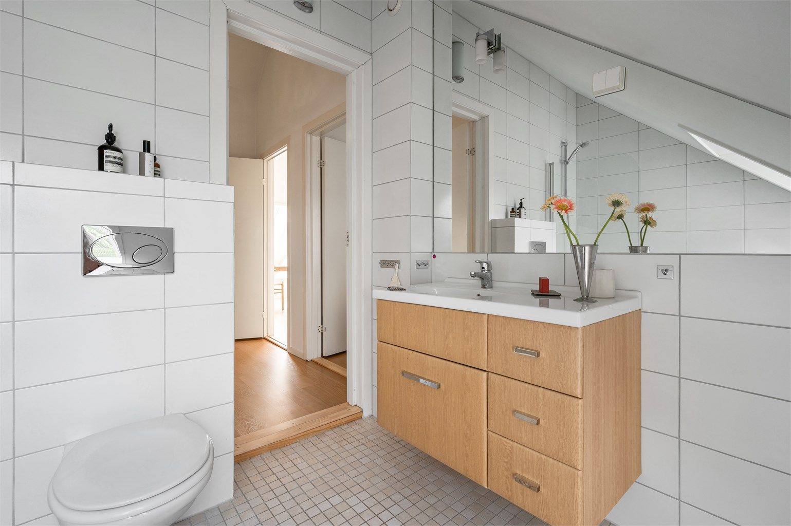 Badet fra 2009 har flislagt gulv med gulvvarme og flislagte vegger.