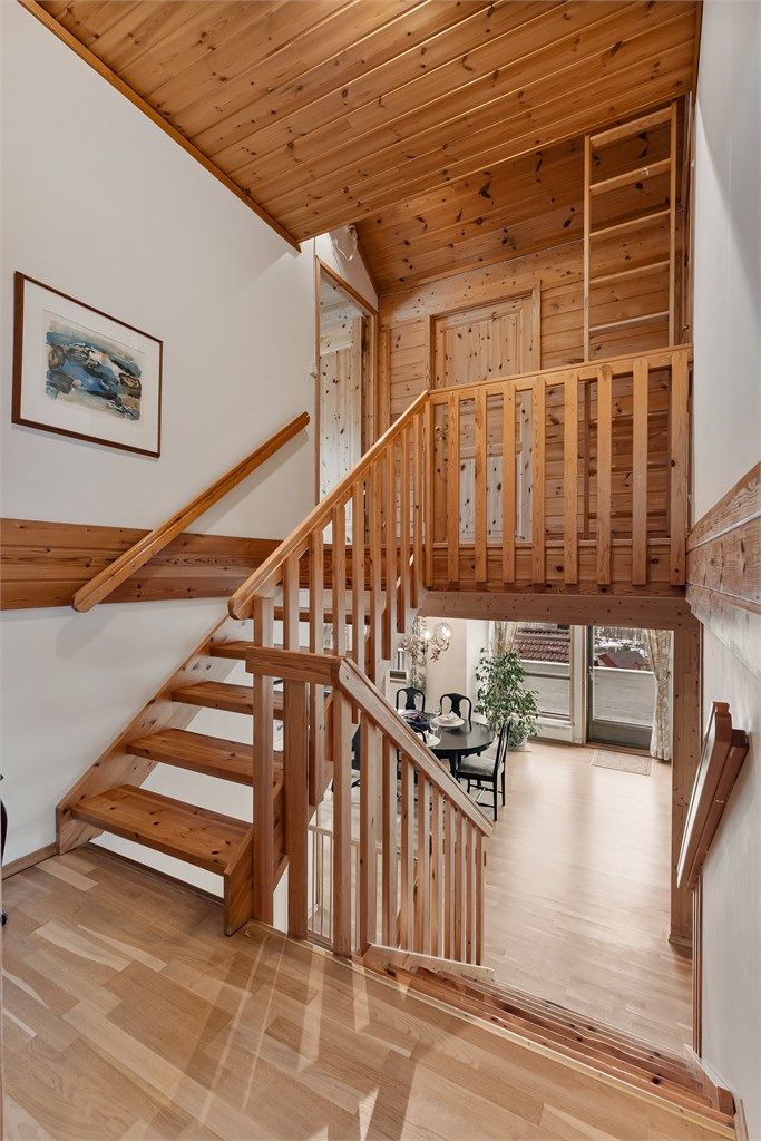 Trappegang opp til 2. etasje, via planet med entré og baderom