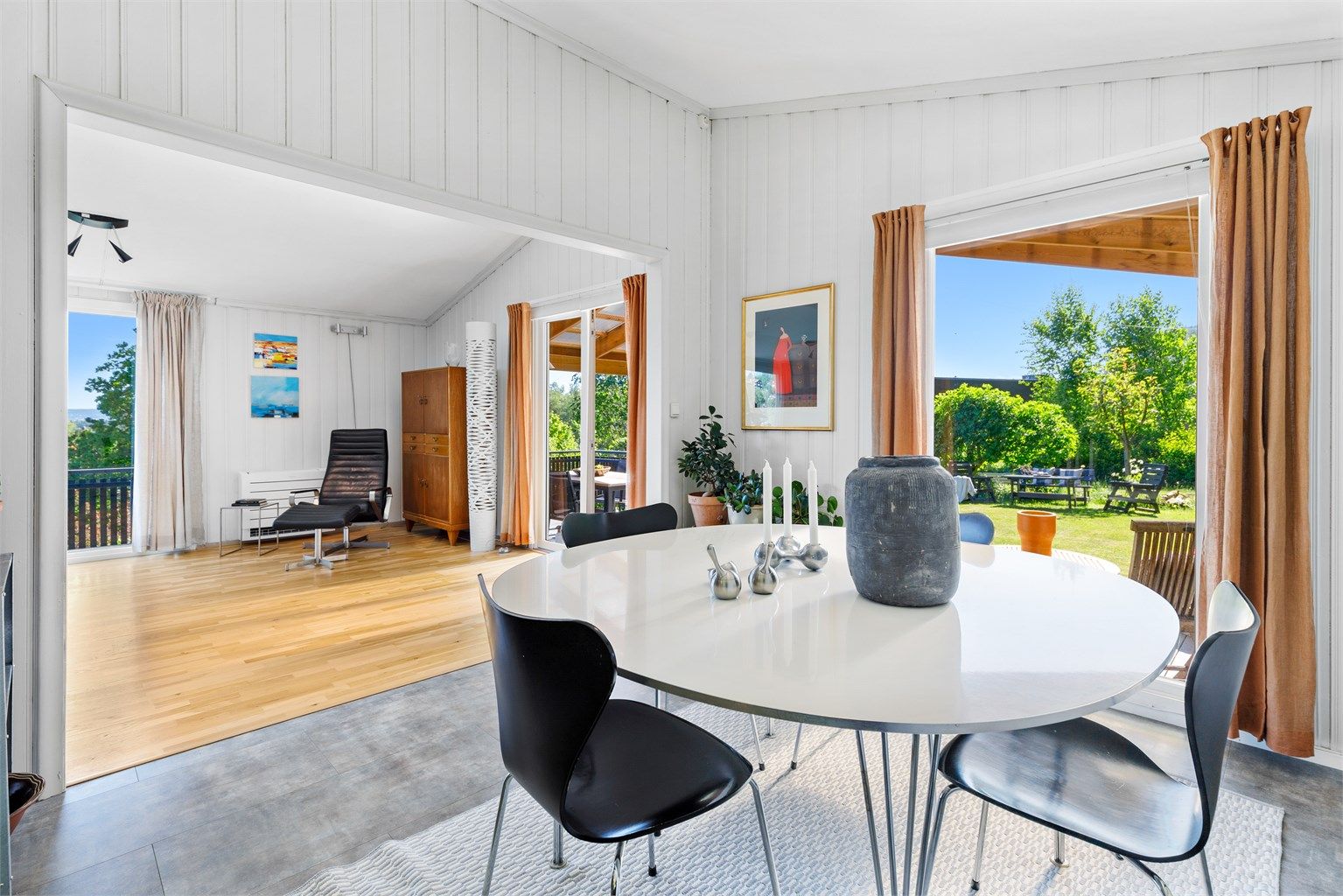 Lys og luftig stue med flere møbleringsmuligheter. Her er det plass til sittegruppe, TV-område og stort spisebord med stoler.