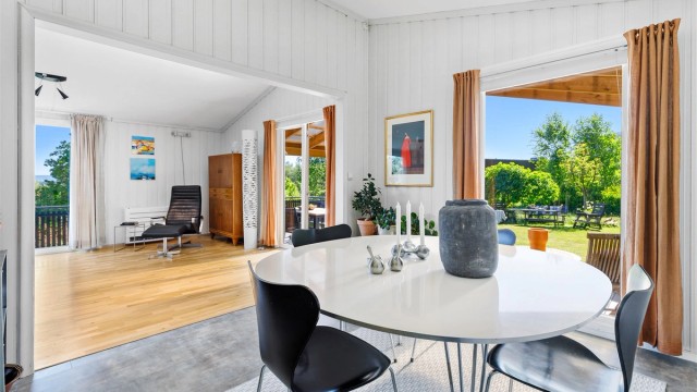 Lys og luftig stue med flere møbleringsmuligheter. Her er det plass til sittegruppe, TV-område og stort spisebord med stoler.