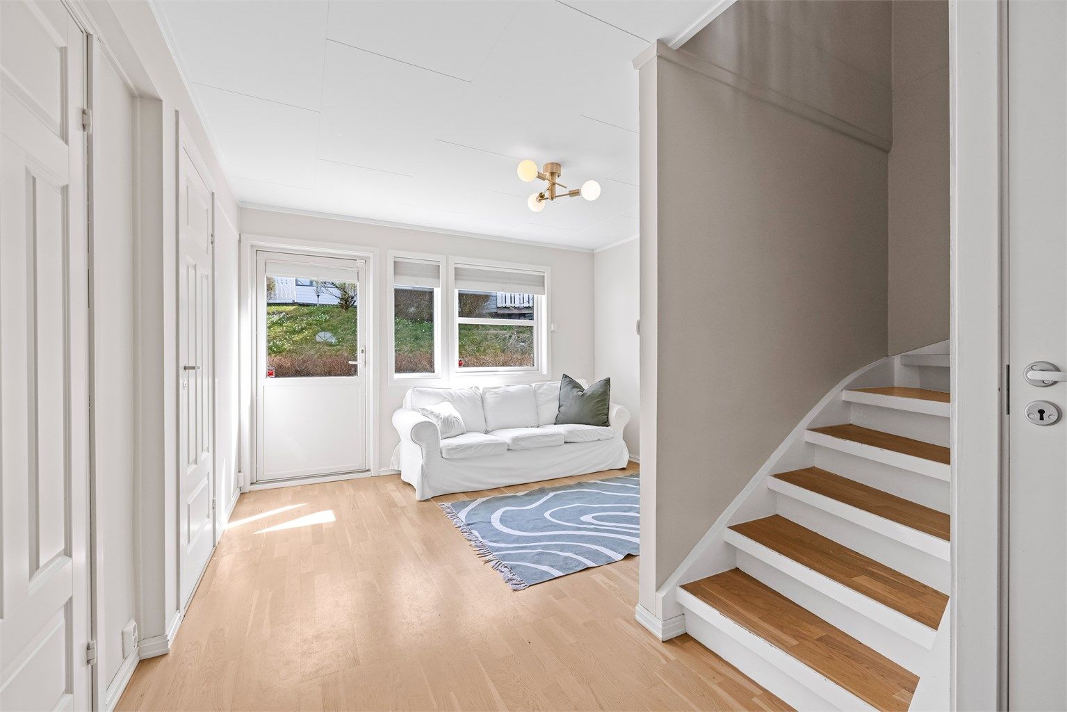 Rommet har god plass til en sofagruppe og oppbevaringsmøbler.