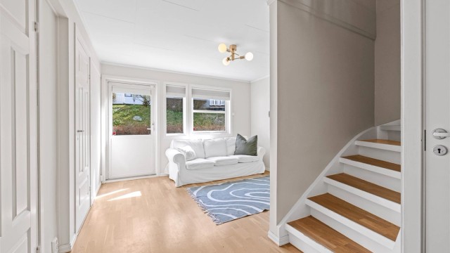Rommet har god plass til en sofagruppe og oppbevaringsmøbler.