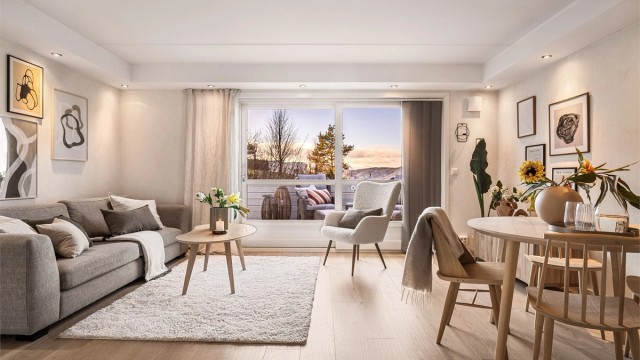 - Her er det store vindusflater og man har nydelig utsikt over Byfjorden fra stue/kjøkken og soverom -