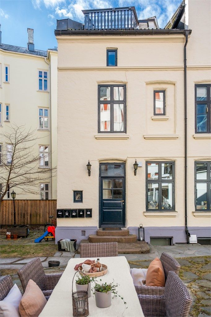 Inngangsparti fra bakgården.