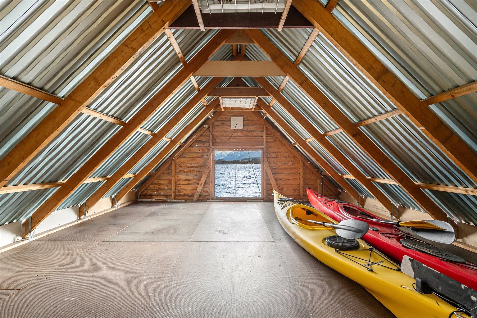 Romslig loft med gode lagringsmuligheter