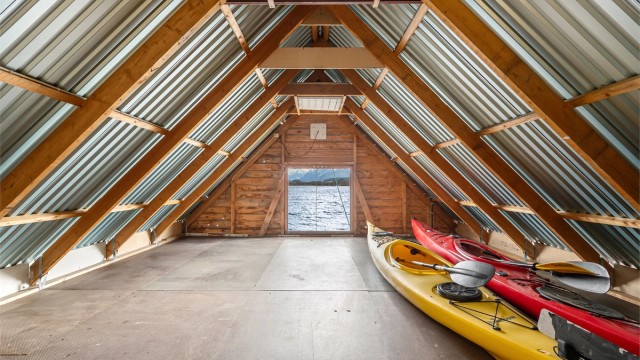 Romslig loft med gode lagringsmuligheter