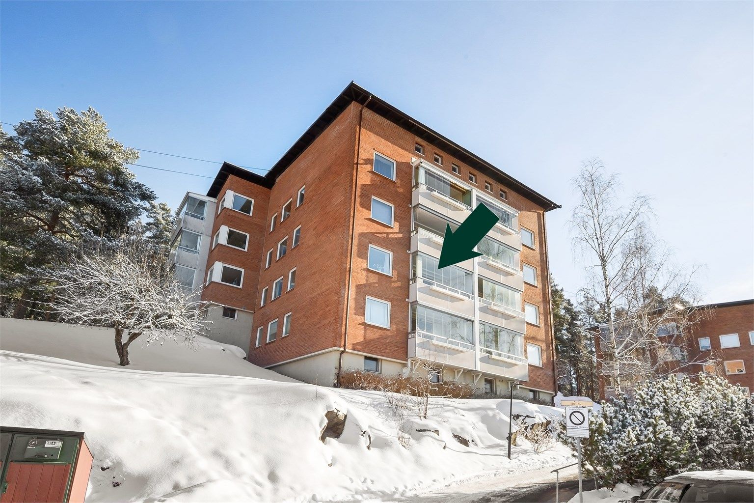 Bygget har en solid fasade i teglstein, og leiligheten har en god plassering i bygget.