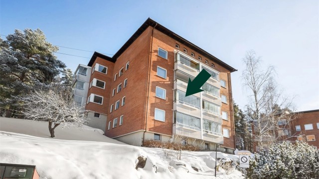 Bygget har en solid fasade i teglstein, og leiligheten har en god plassering i bygget.