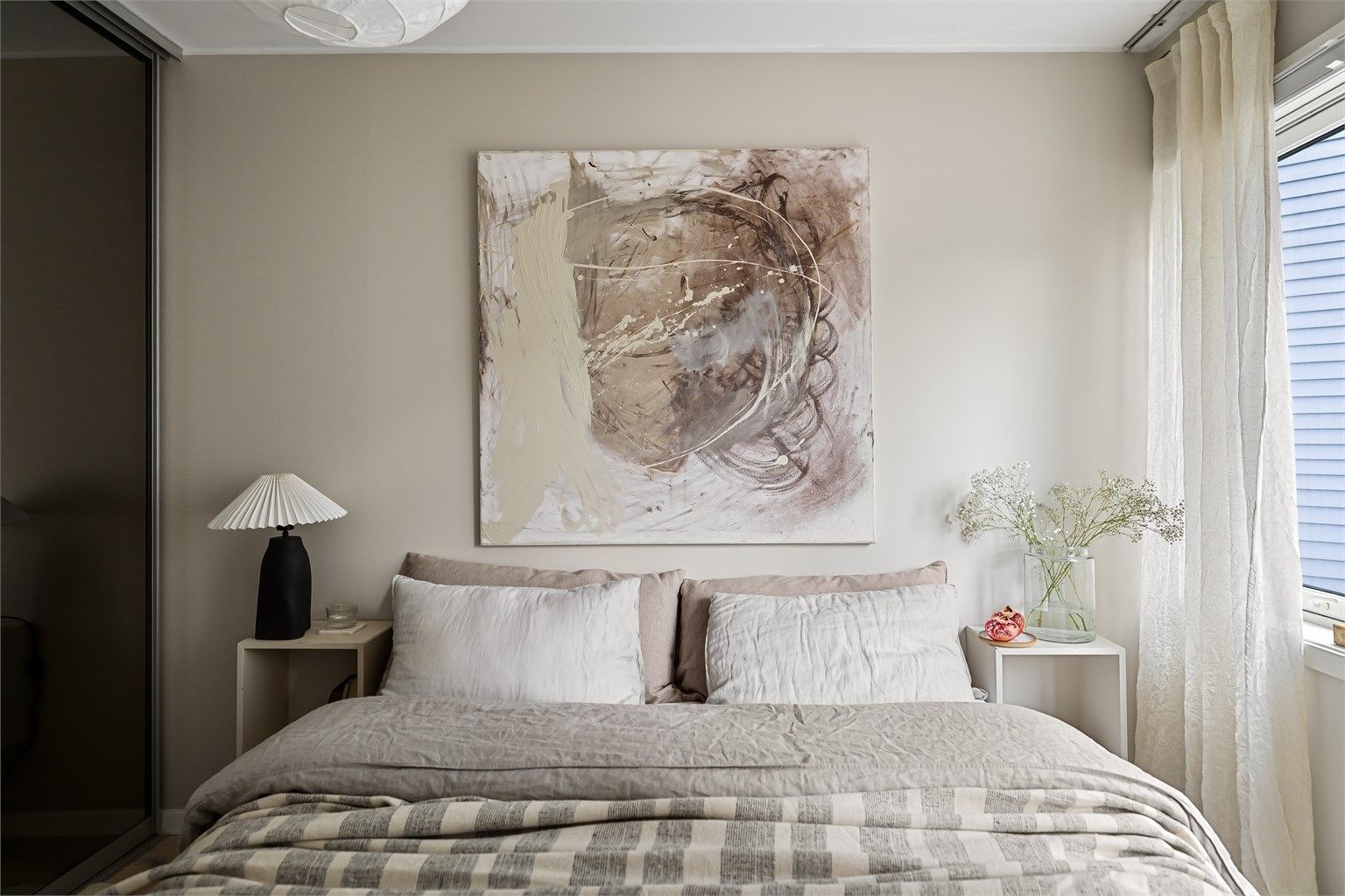 Soverommet har god størrelse og rikelig med plass til dobbeltseng og tilhørende nattbord