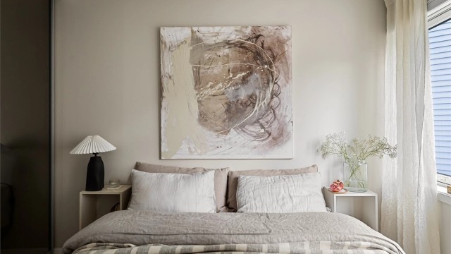 Soverommet har god størrelse og rikelig med plass til dobbeltseng og tilhørende nattbord