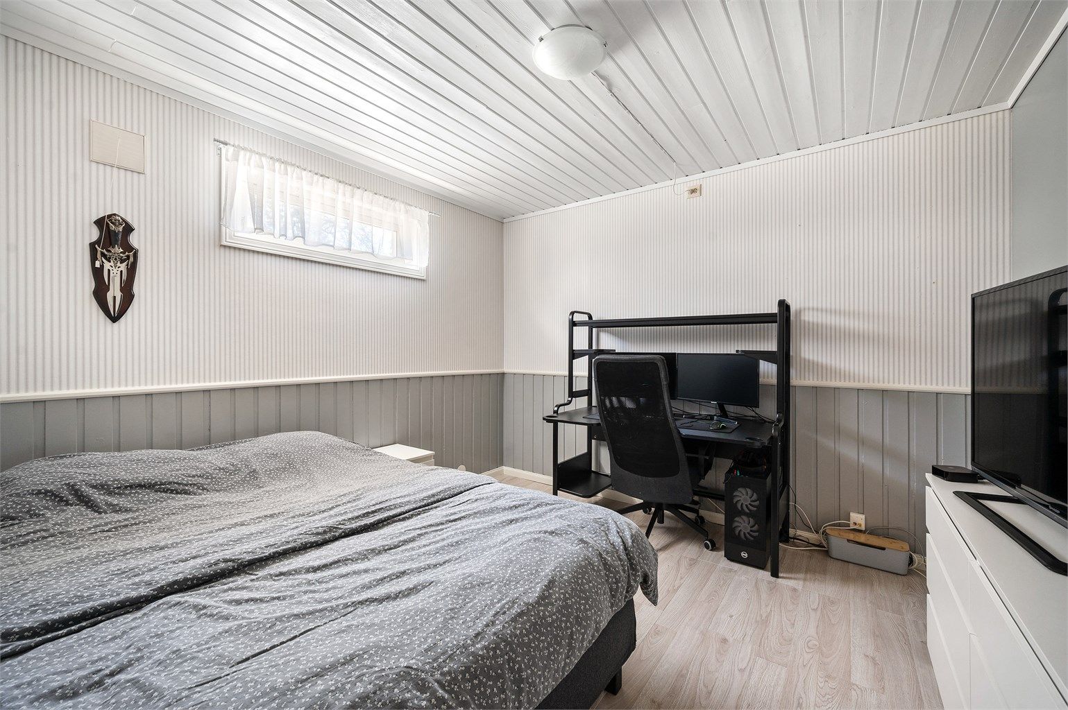 Rom i kjeller som i dag benyttes som soverom (ikke godkjent som oppholdsrom i henhold til byggetegninger).