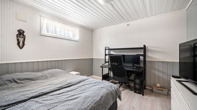 Rom i kjeller som i dag benyttes som soverom (ikke godkjent som oppholdsrom i henhold til byggetegninger).