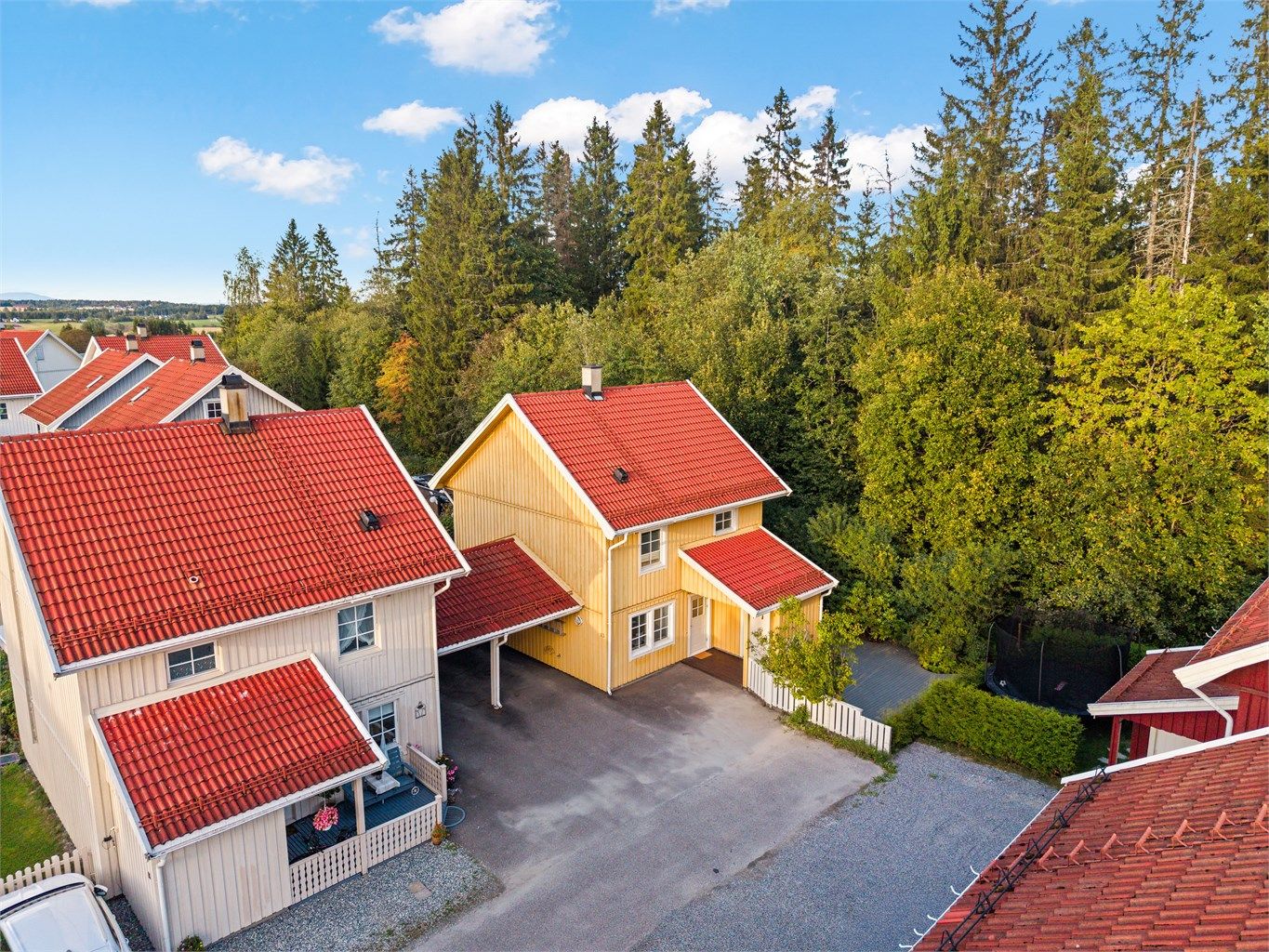 Boligen ligger i et etablert og rolig boligstrøk på Bekkeberget.