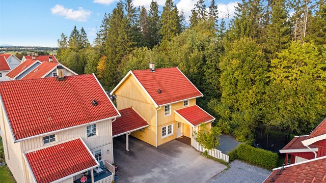 Boligen ligger i et etablert og rolig boligstrøk på Bekkeberget.