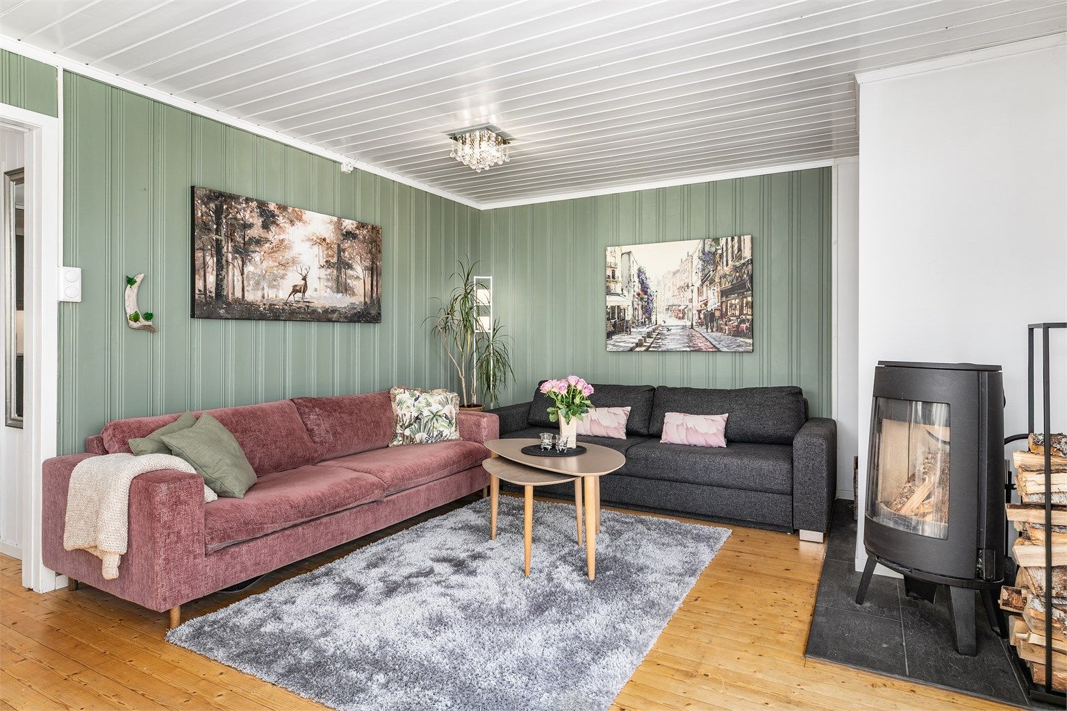 Stuens opprinnelige peis ble i 2019 fjernet og erstattet med en rentbrennende og effektiv vedovn.