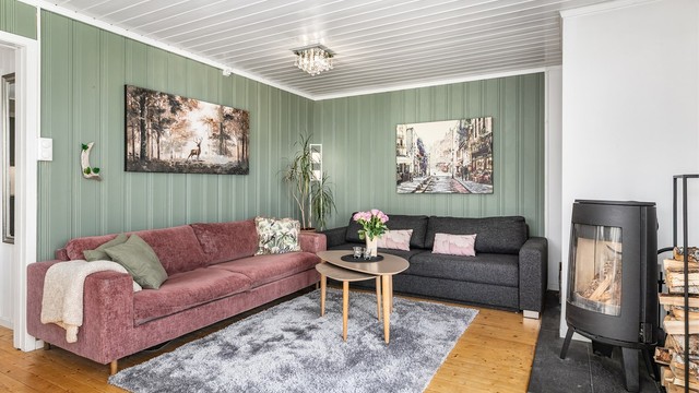 Stuens opprinnelige peis ble i 2019 fjernet og erstattet med en rentbrennende og effektiv vedovn.