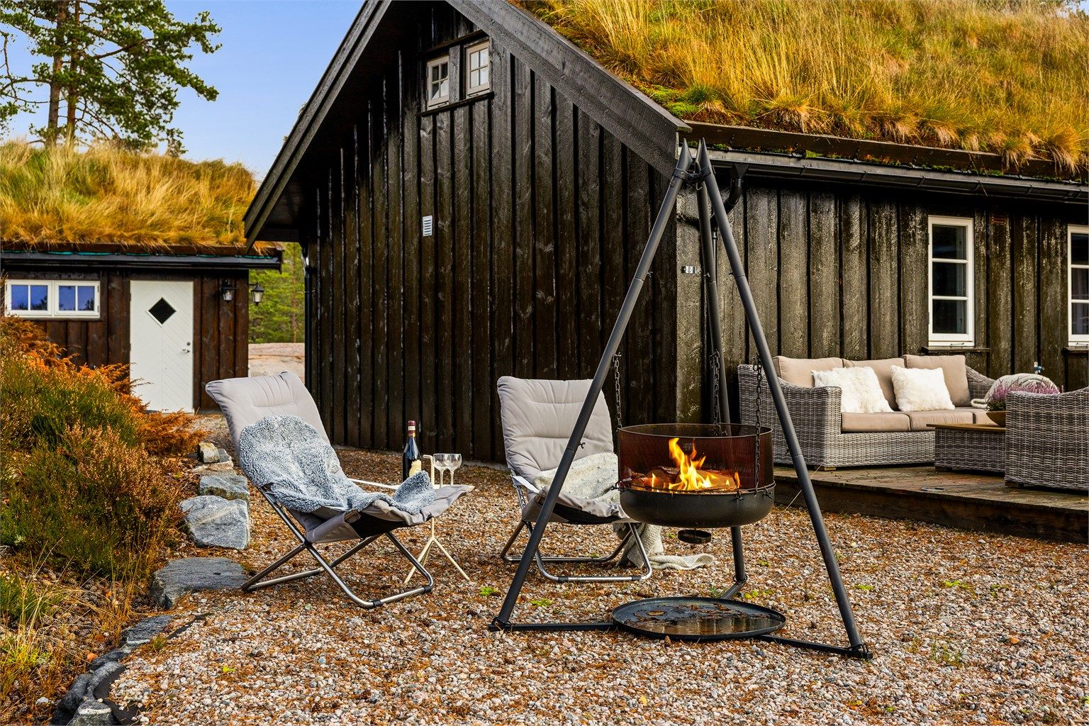 Ved siden av terrassen er det et flatt fint uteområde som egner seg godt til bålpannekos.