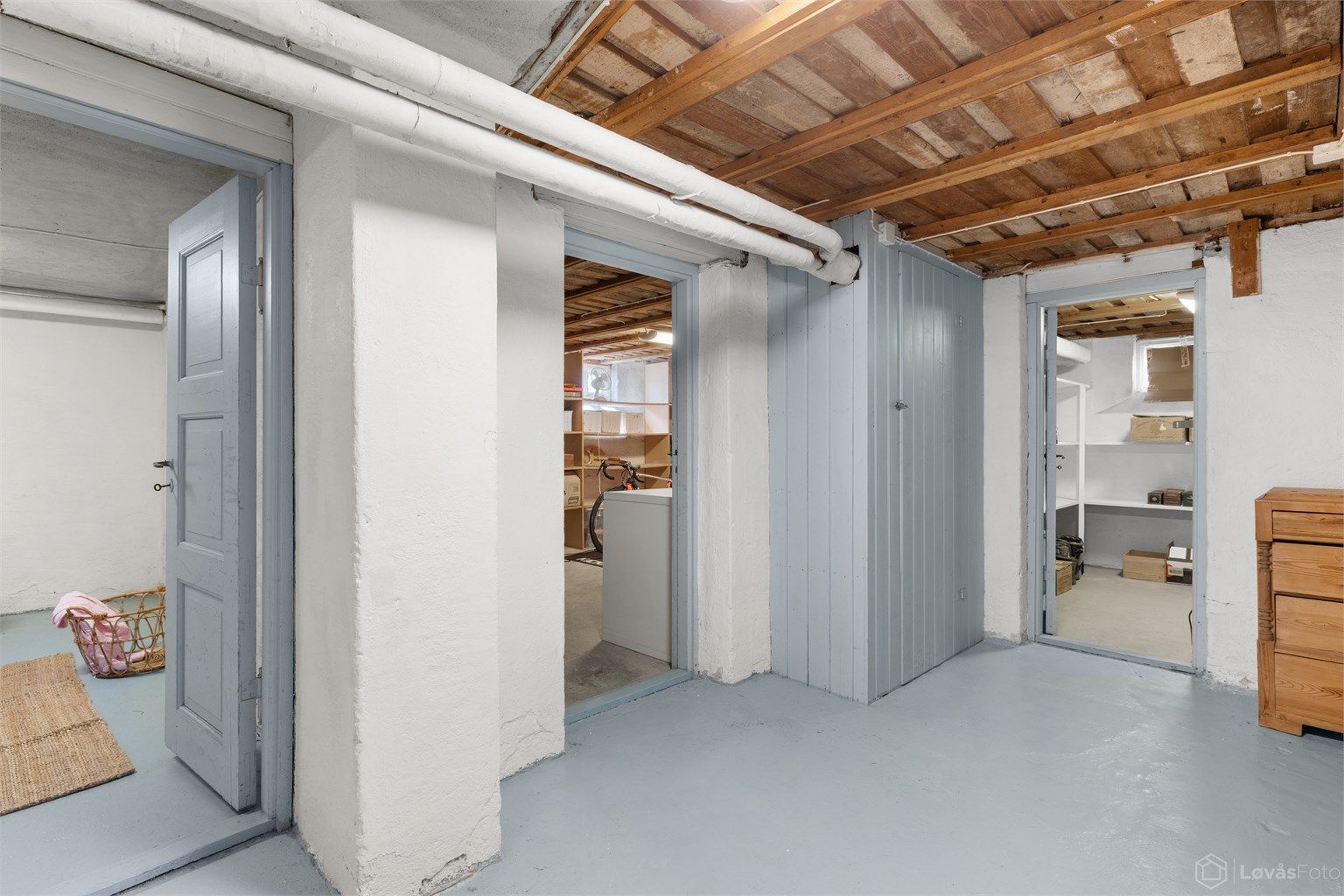 Kjelleretasjen inneholder trappegang, teknisk rom, 2 vaskerom og 2 boder