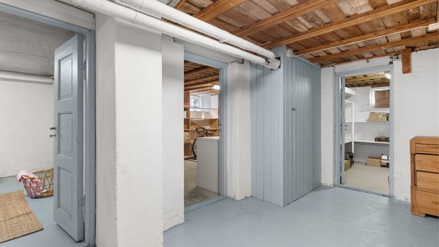 Kjelleretasjen inneholder trappegang, teknisk rom, 2 vaskerom og 2 boder