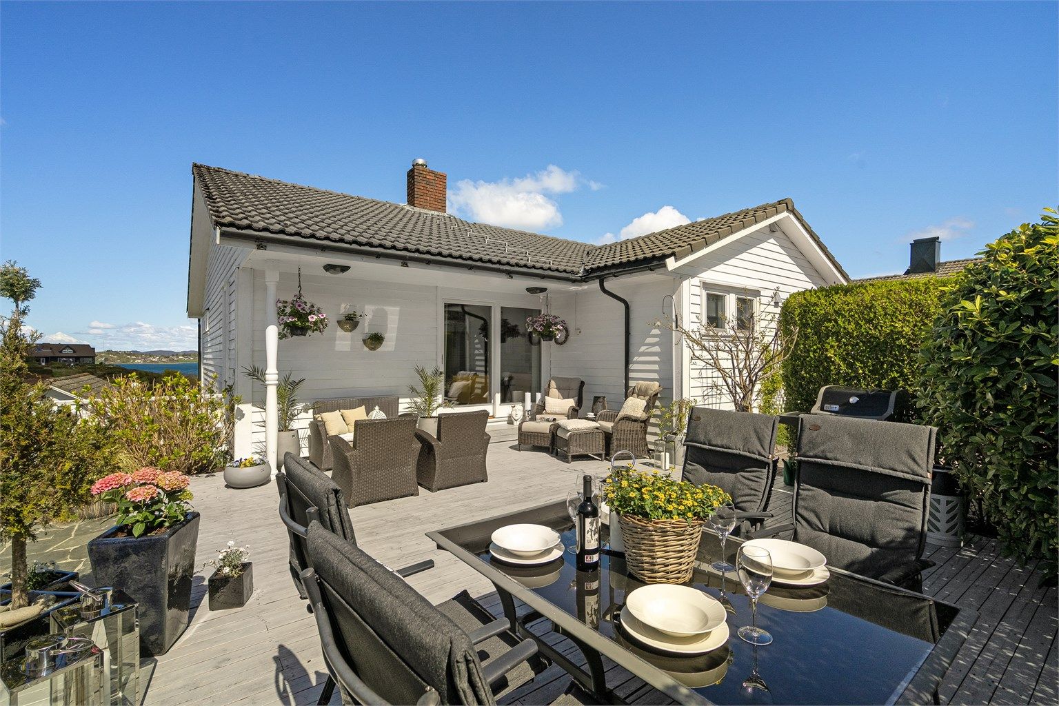 Den store og herlige terrassen har rikelig med plass til hagemøbler. 