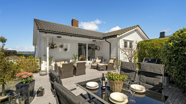 Den store og herlige terrassen har rikelig med plass til hagemøbler.