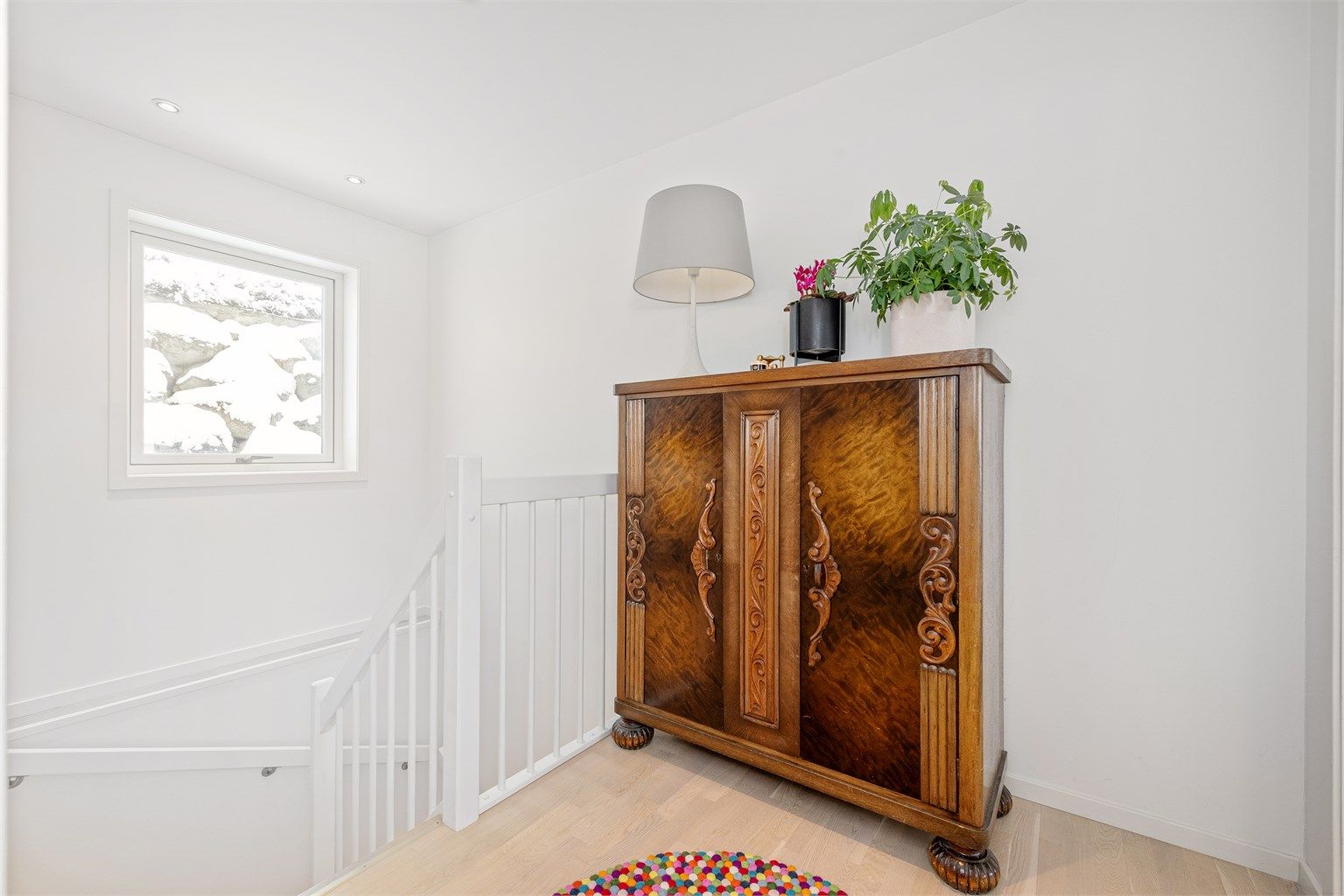 I første etasje møtes du av et lyst trapperom med parkettgulv.