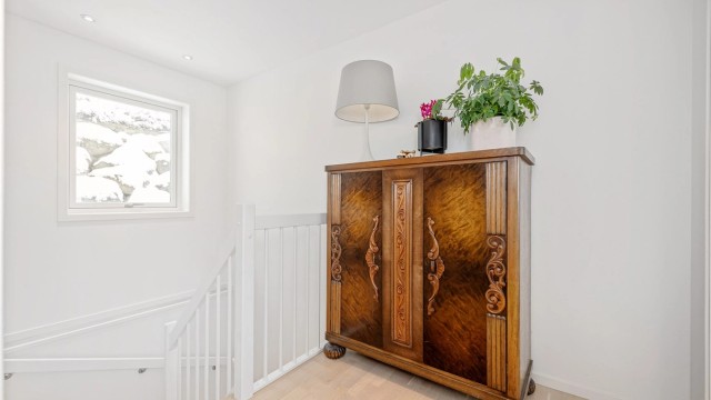 I første etasje møtes du av et lyst trapperom med parkettgulv.