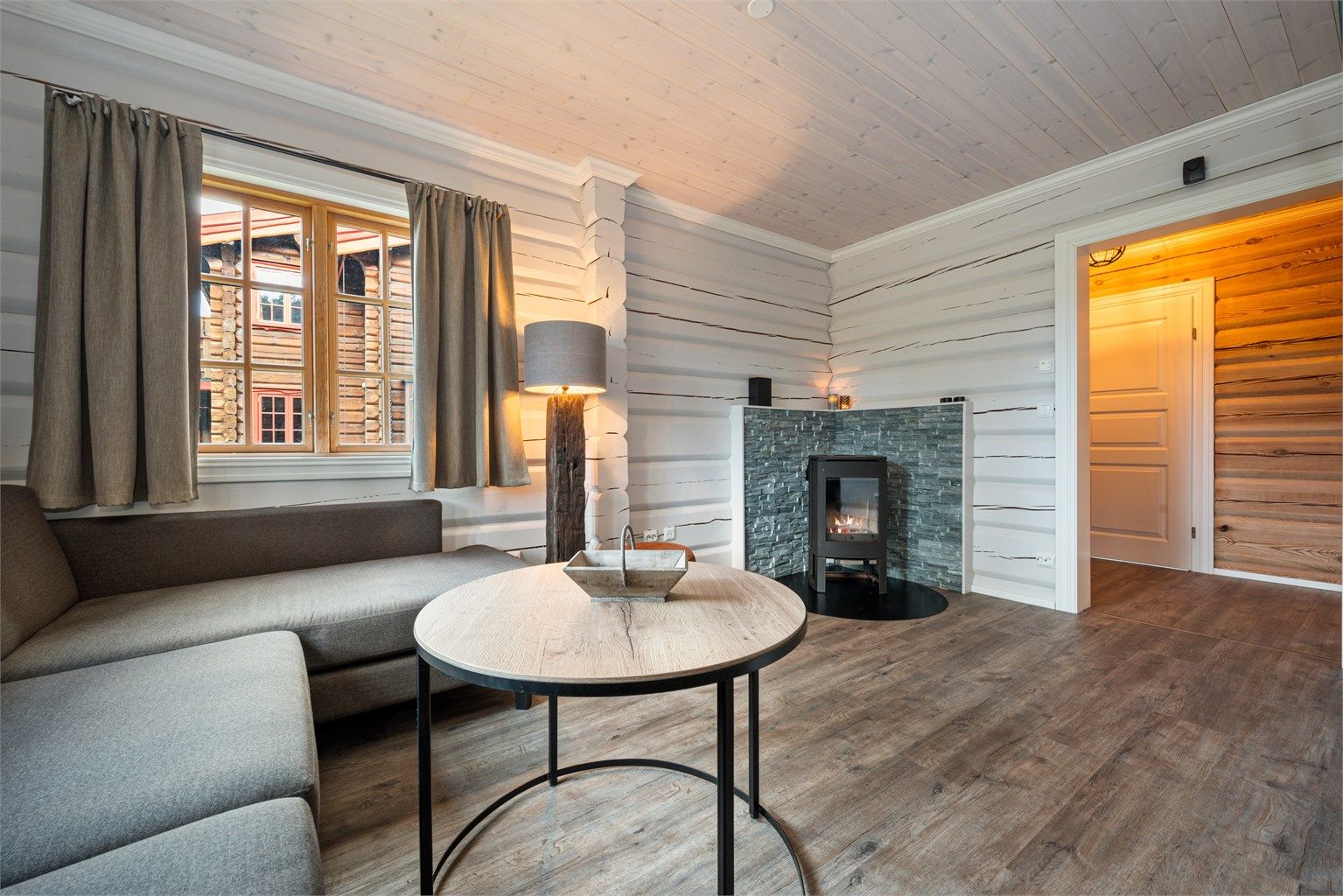 Innvendige vegger er med tømmer. Innvendige gulv og himling er skiftet i 2022, mens gulv i stue er skiftet i 2023.