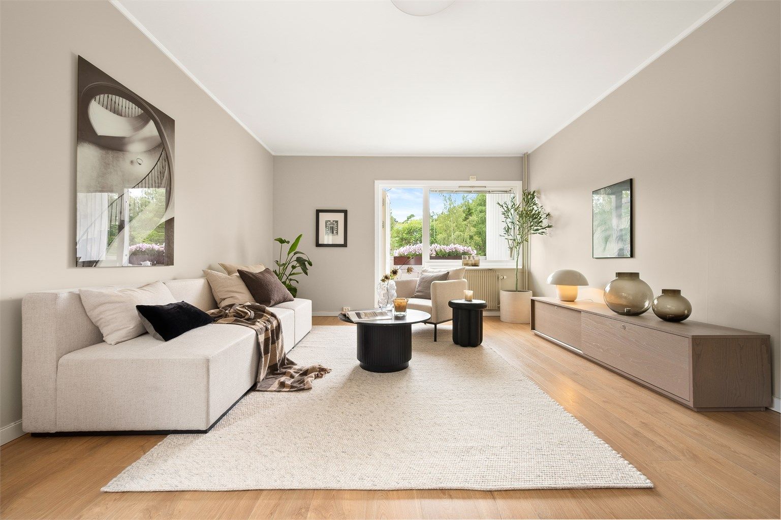 Velkommen til lekker og stor 2-roms endeleilighet i 2. etasje  i Utmarkveien 10!