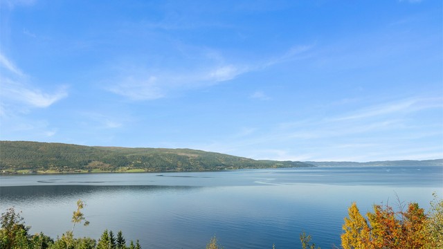 Vidstrakt utsikt over Orkdalsfjorden og åsene på motsatt side.