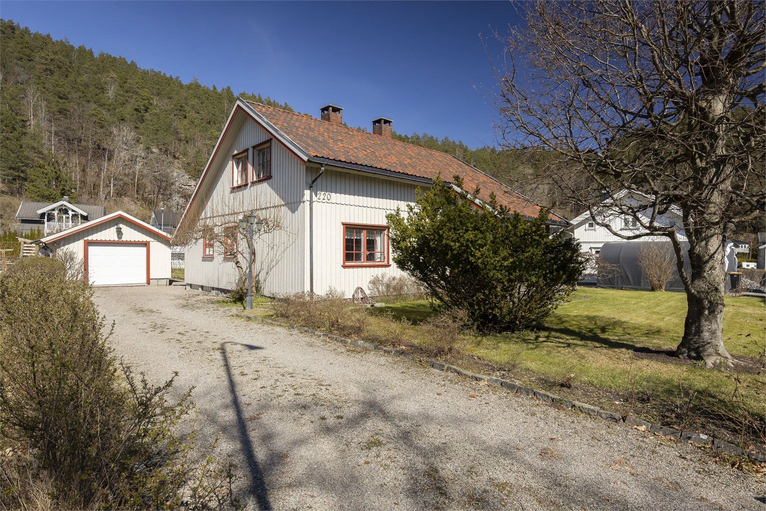 Romslig familiebolig sentralt beliggende på Skotfoss. Behov for renovering. Foto: Danny Twang.