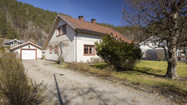 Romslig familiebolig sentralt beliggende på Skotfoss. Behov for renovering. Foto: Danny Twang.